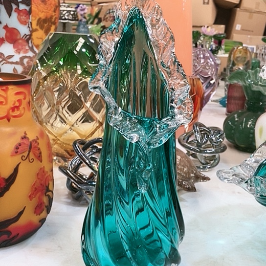 琉璃花瓶高33厘米口径6厘米