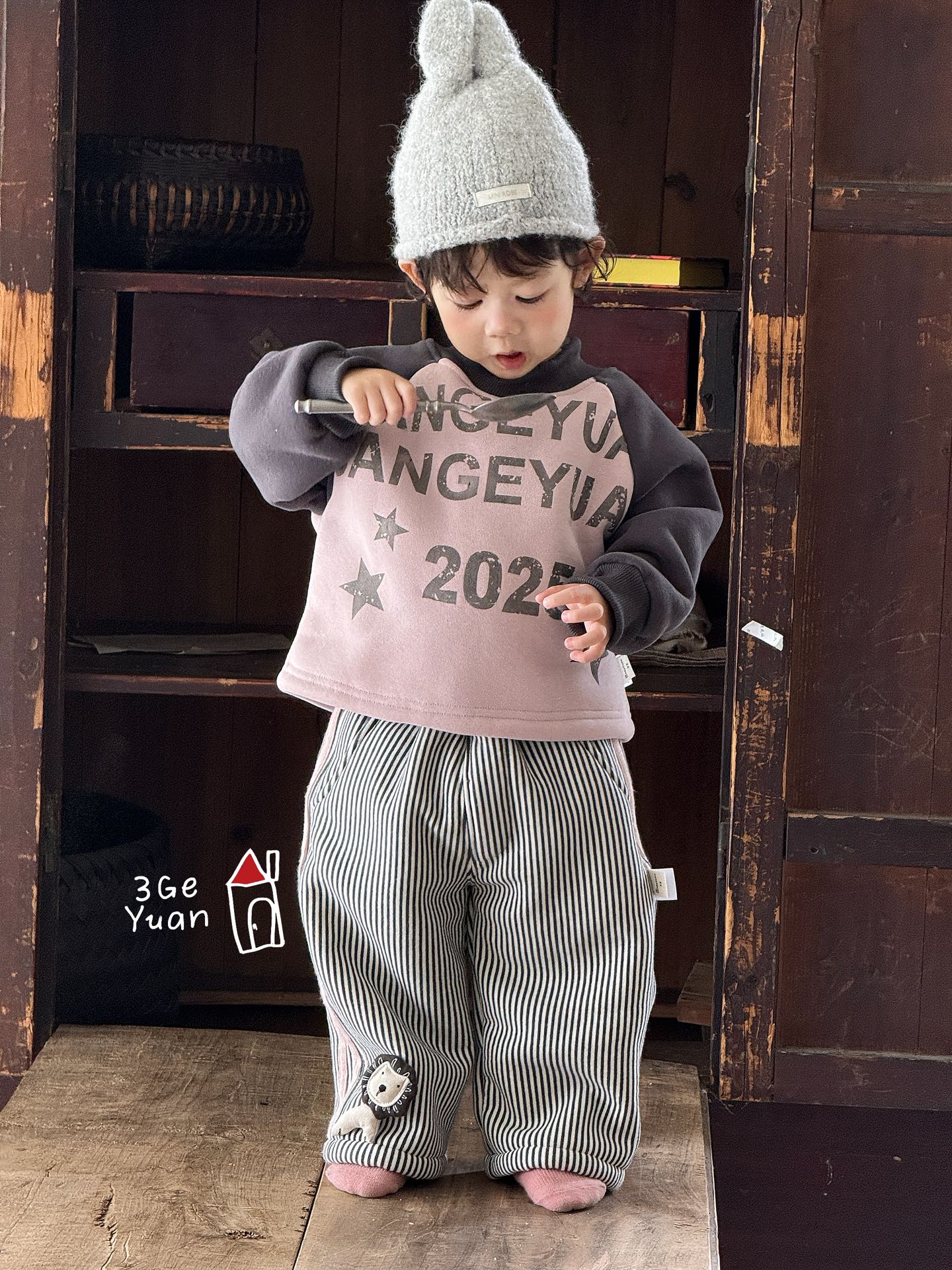 三个院年款拼色上衣条纹裤子