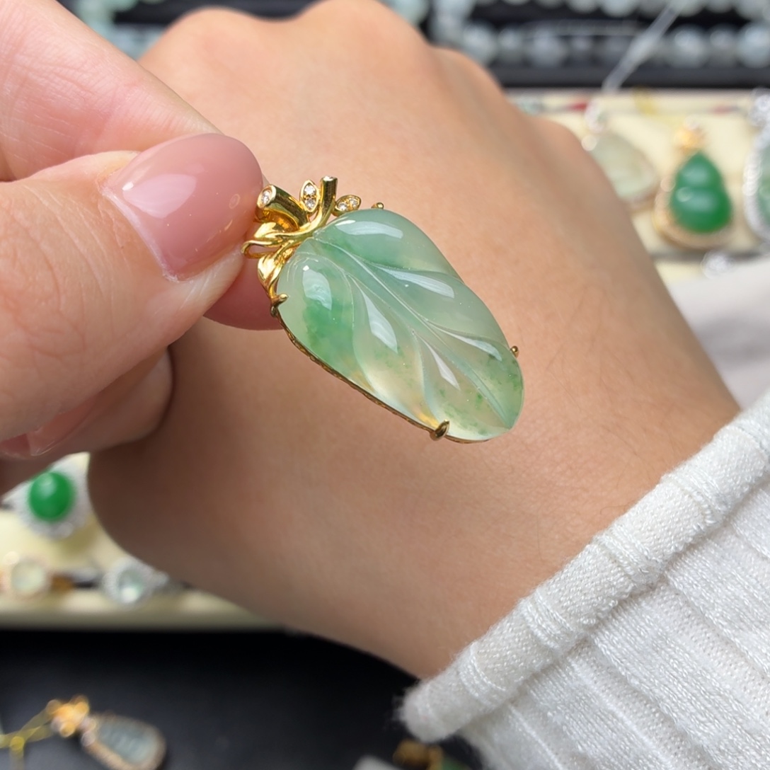 翡翠18K金镶嵌颈饰