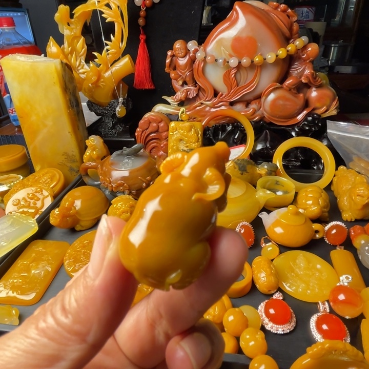 未镶嵌石英质玉（黄龙玉）颈饰