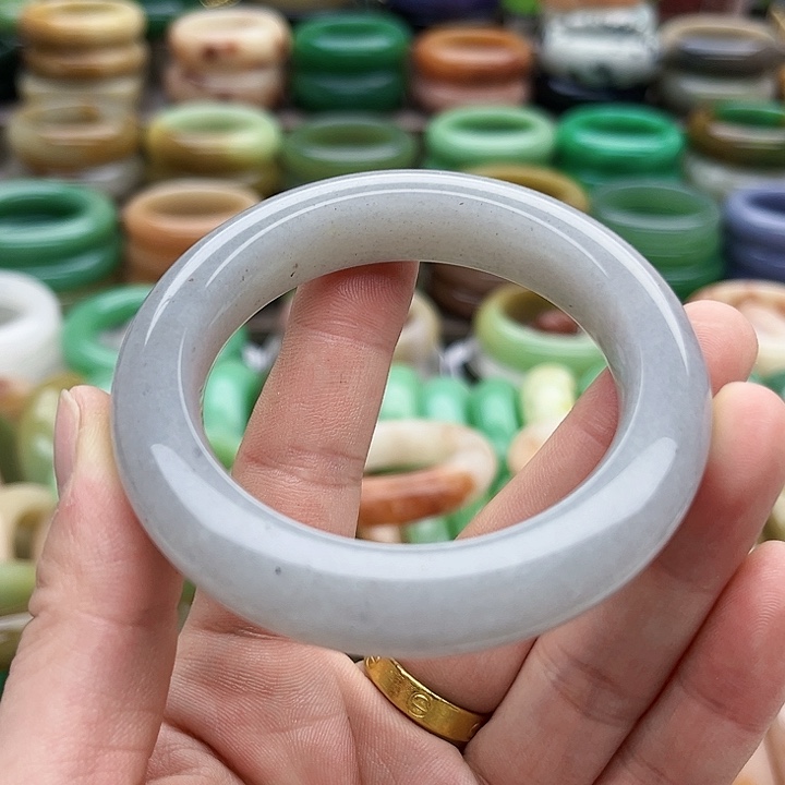 未镶嵌手镯（圆镯）石英质玉