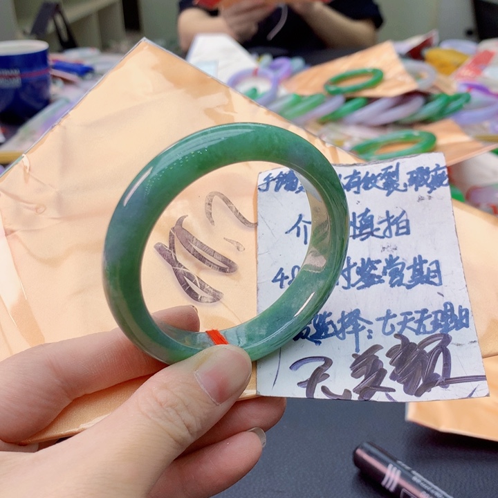 翡翠手镯未镶嵌翡翠手镯