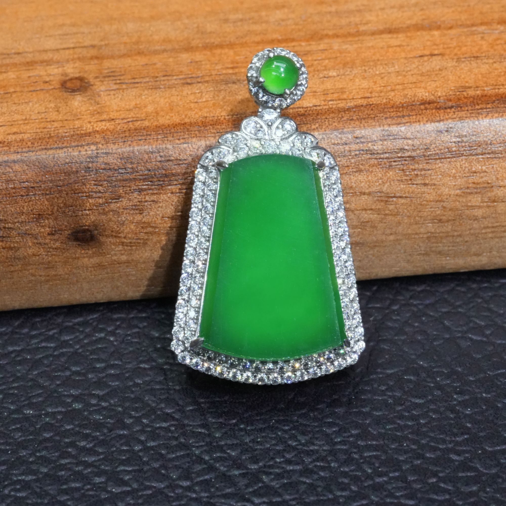 k金天然A货翡翠无事牌吊坠多样性发气质精美轻奢优雅镶嵌满钻美