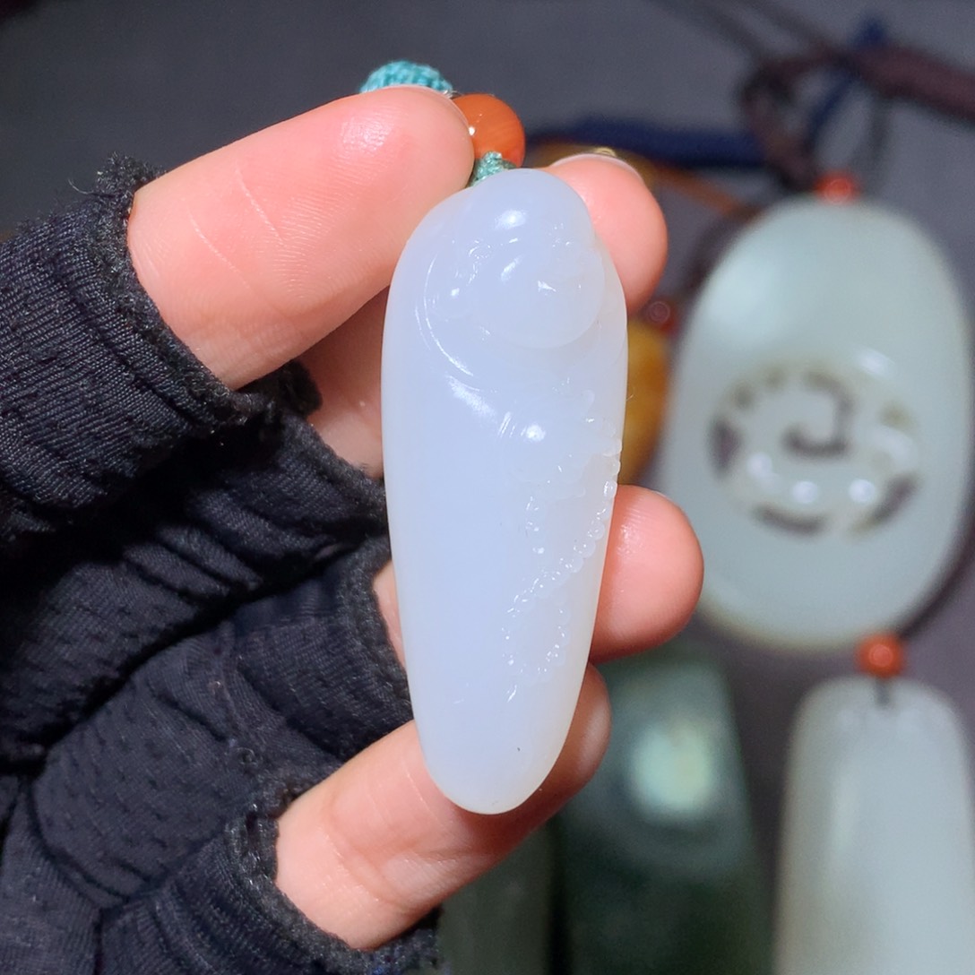 和田玉颈饰未镶嵌在**方