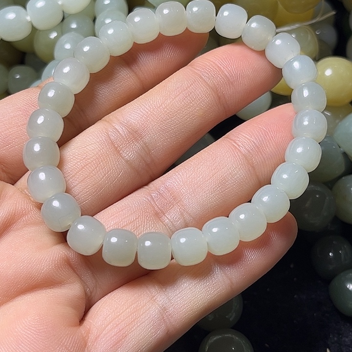 爱***子和田玉未镶嵌手串8