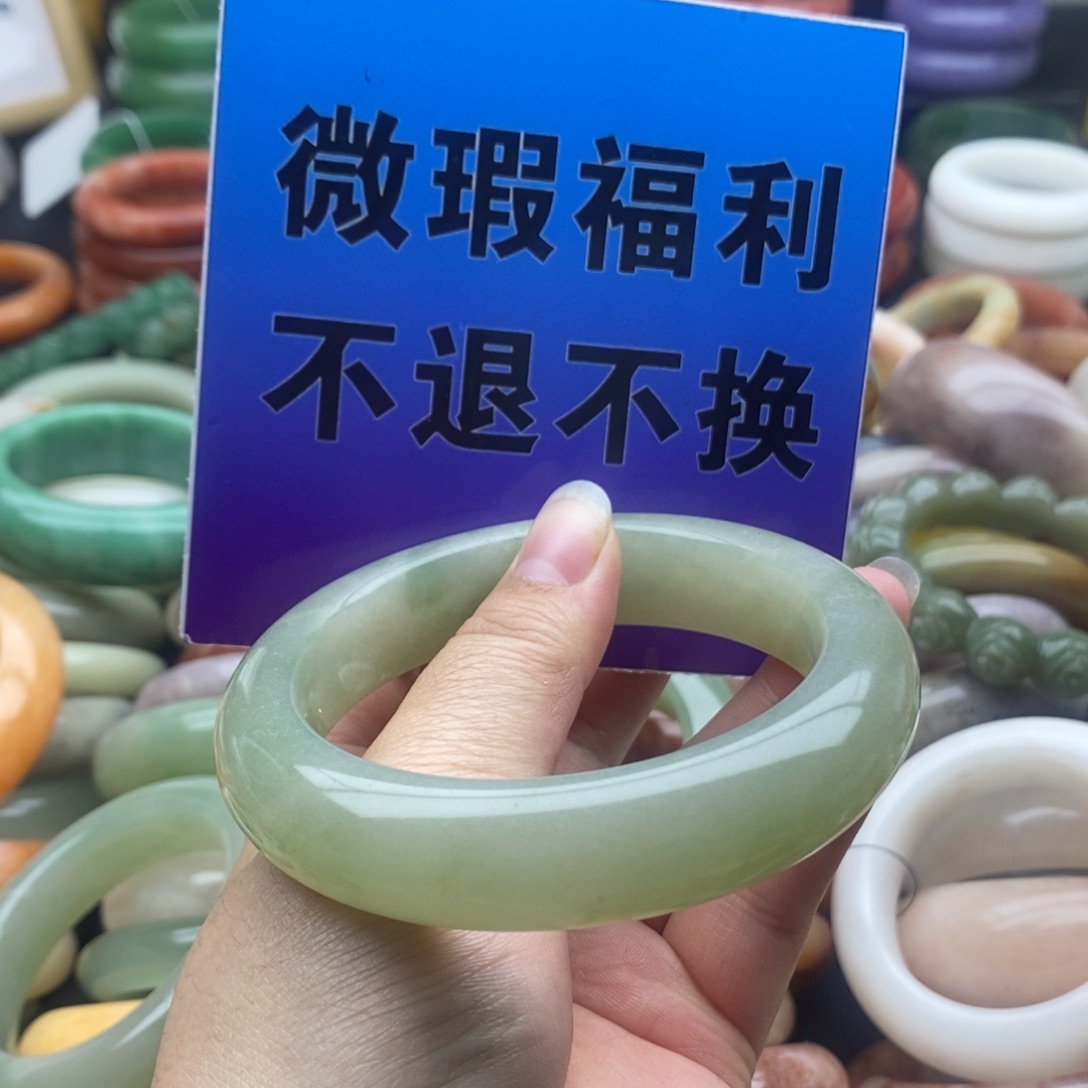 寒***心石英质玉未镶嵌手镯