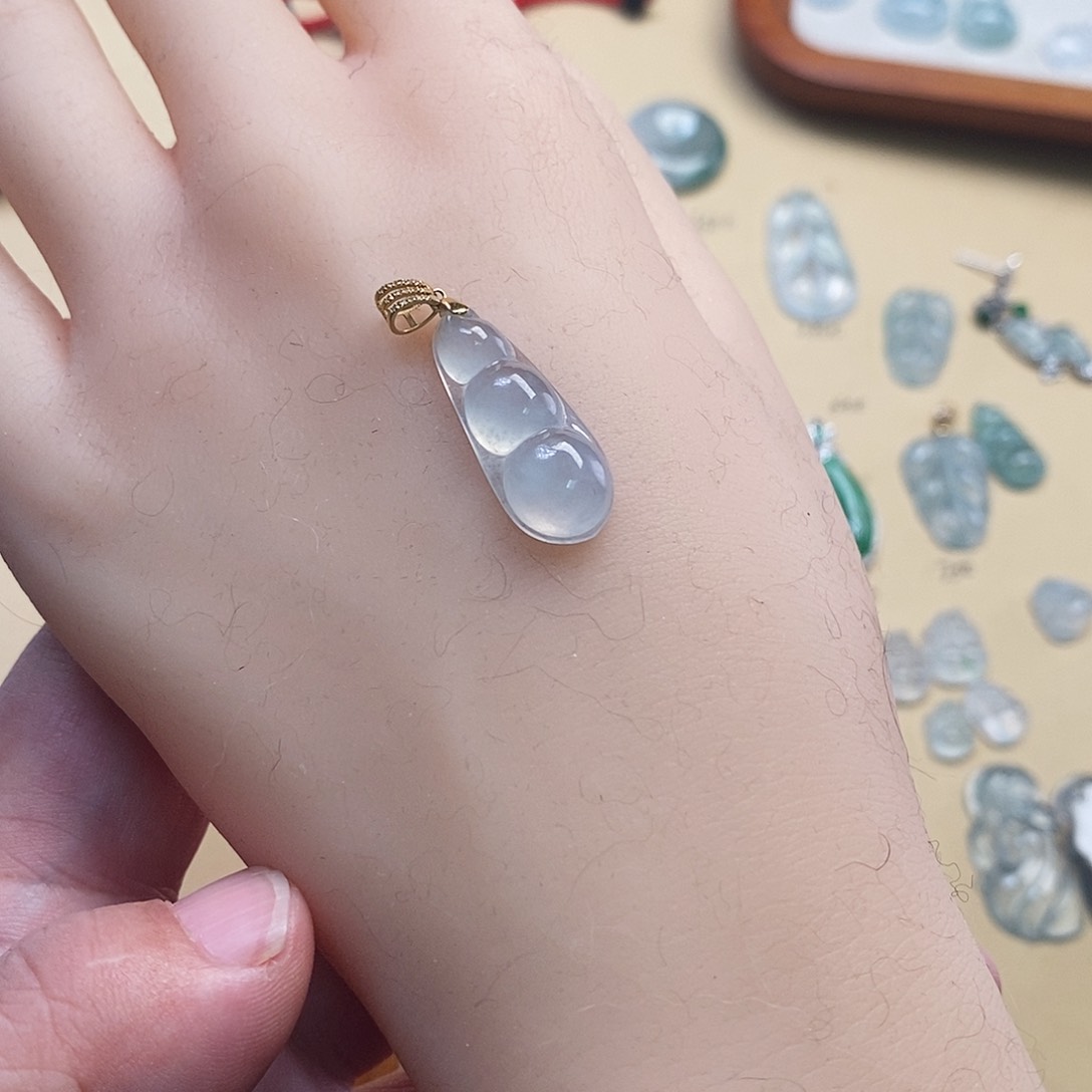 翡翠颈饰18K金镶嵌什**?豆子