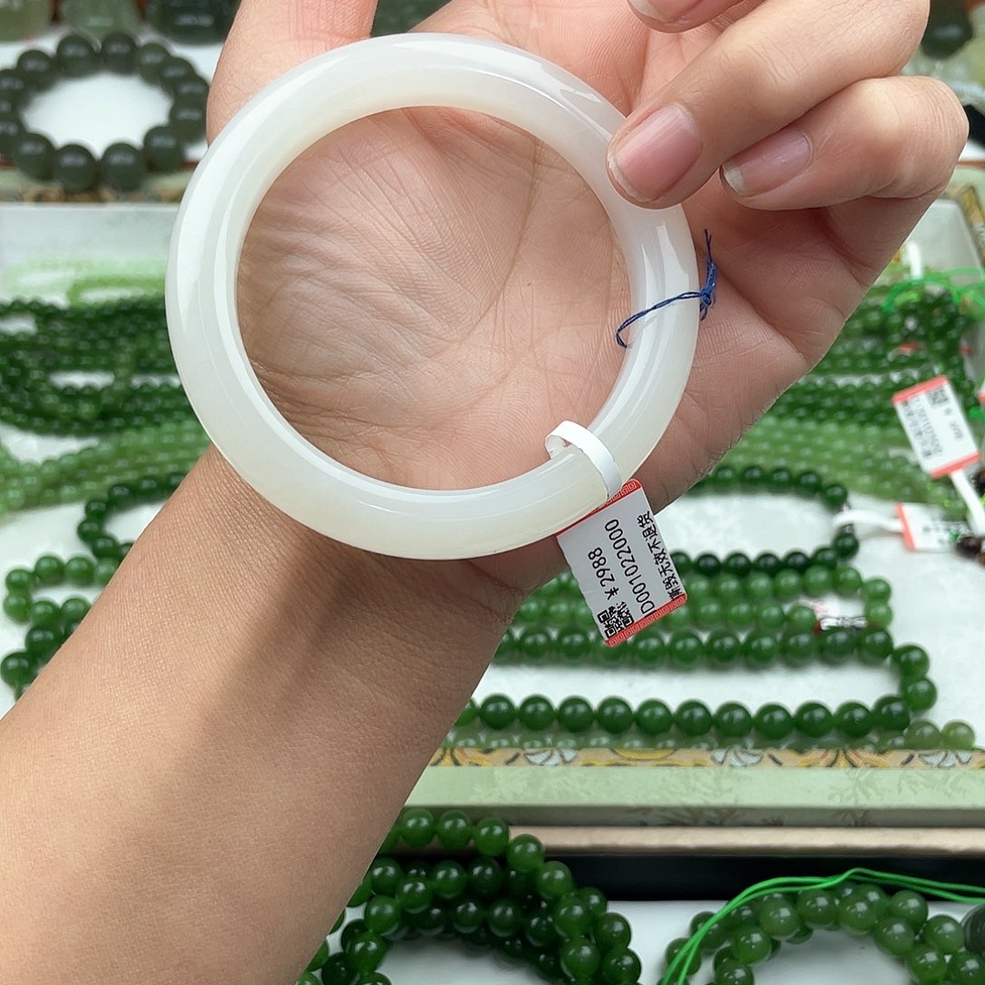 和田玉手镯未镶嵌