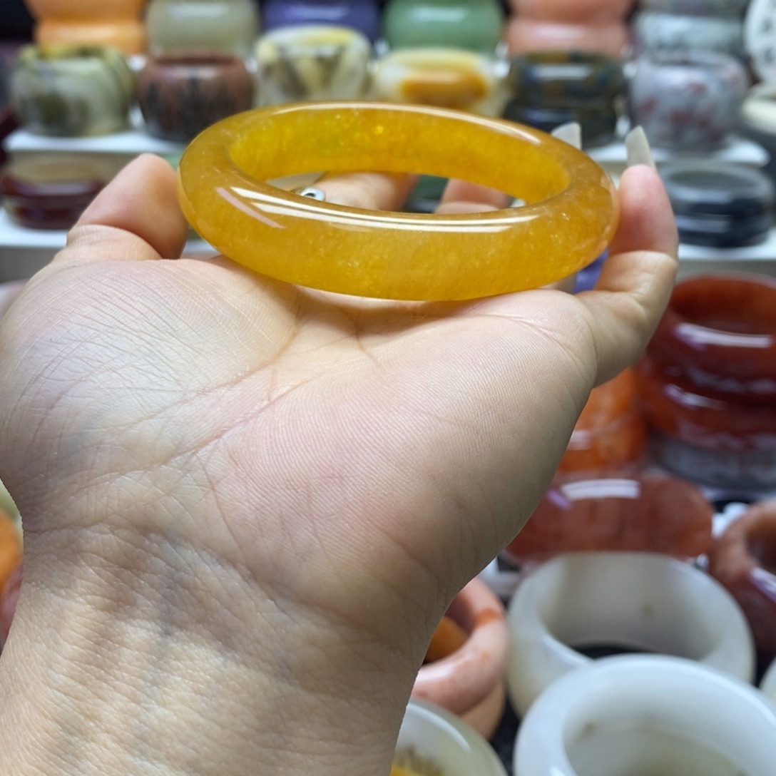 白****石英质玉未镶嵌手镯