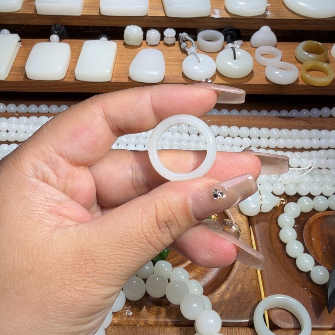 石***少和田玉未镶嵌颈饰