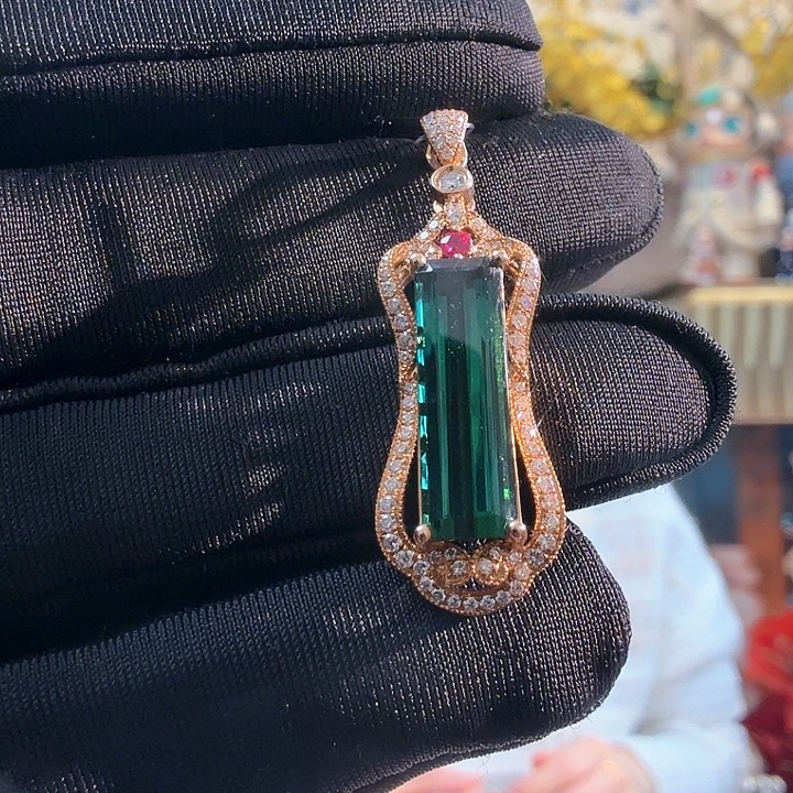 碧玺颈饰18K金镶嵌碧玺颈饰18K镶嵌