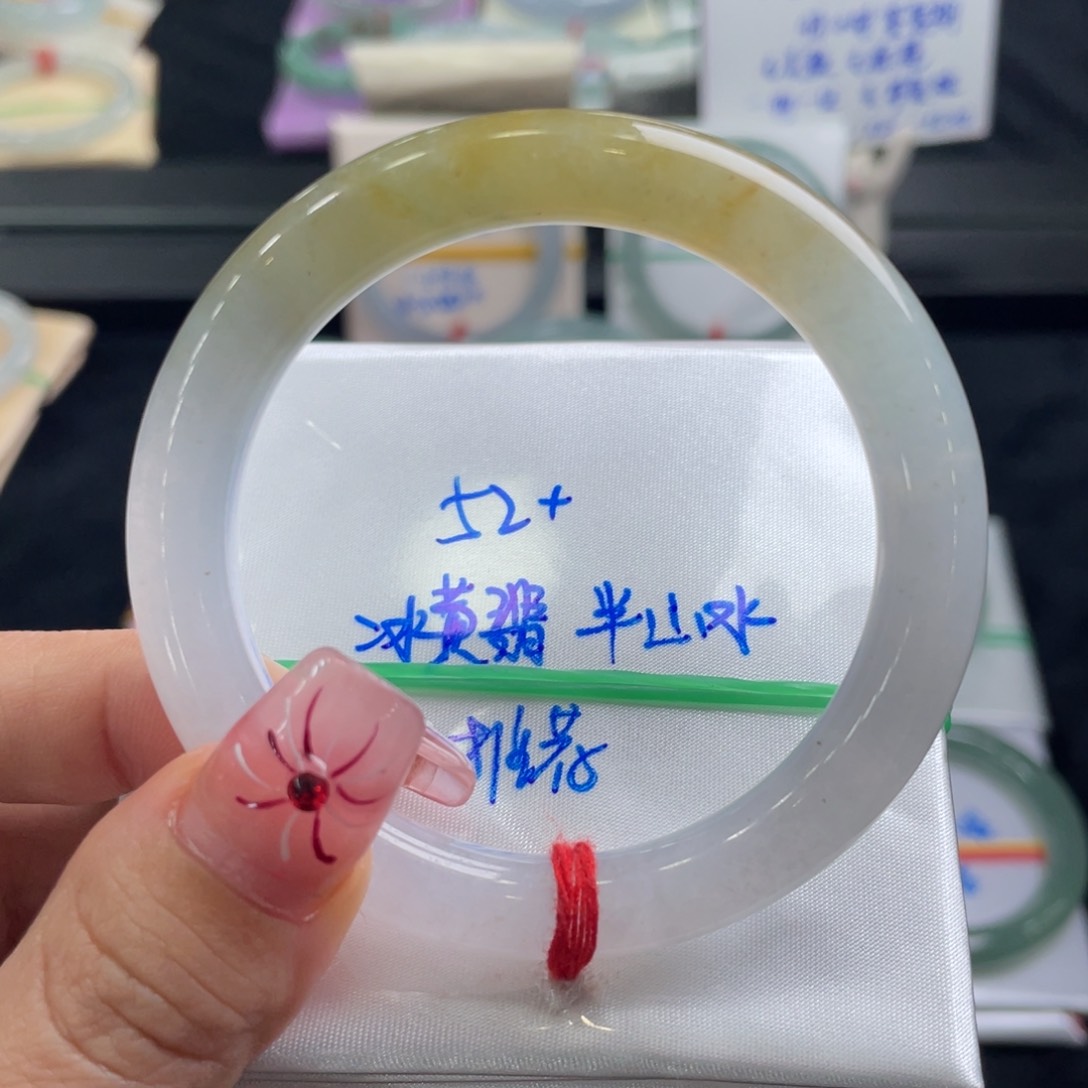 翡翠手镯未镶嵌翡翠手镯