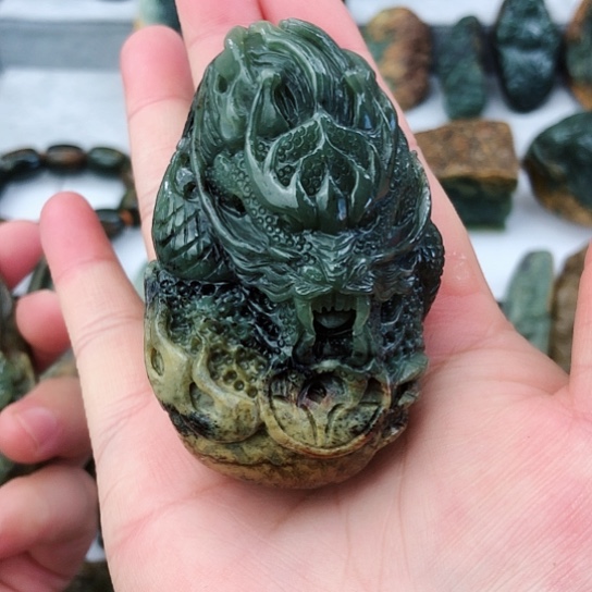 未镶嵌岫岩河磨玉（透闪石质玉）把件