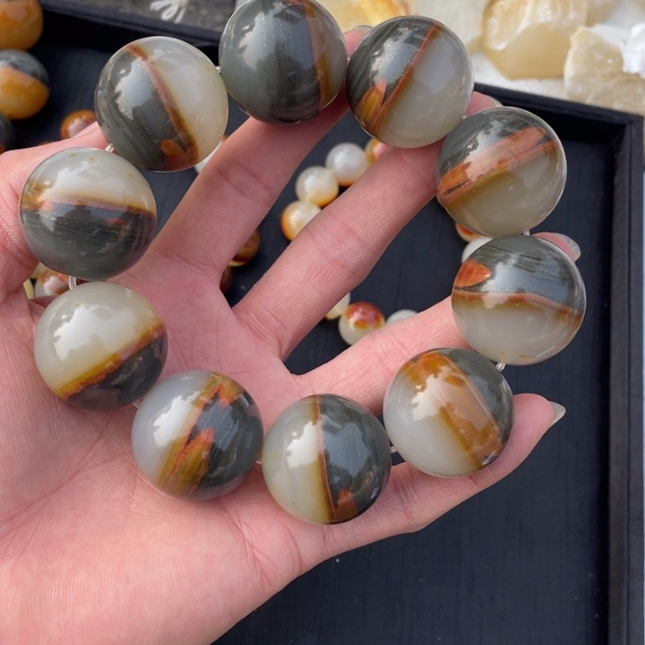 石英质玉（黄龙玉）颈饰未镶嵌
