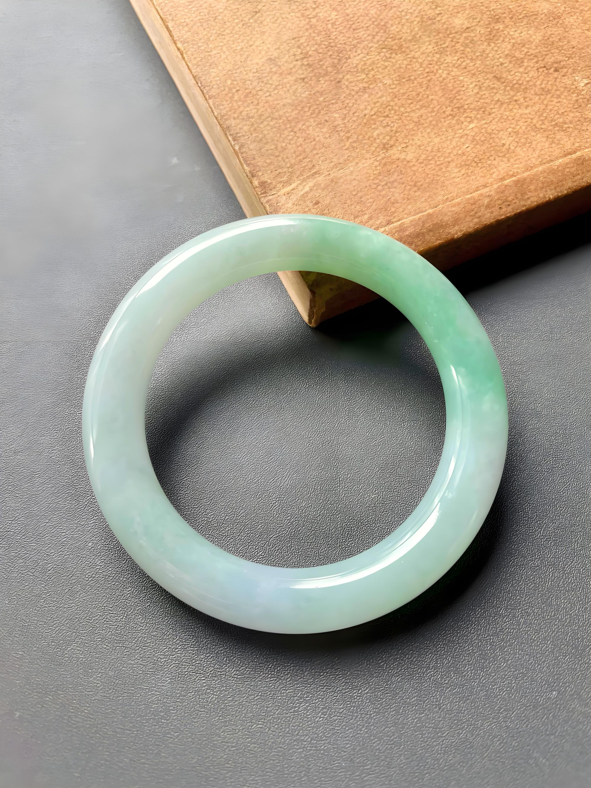 圆条浅绿女款平安镯翡翠手镯