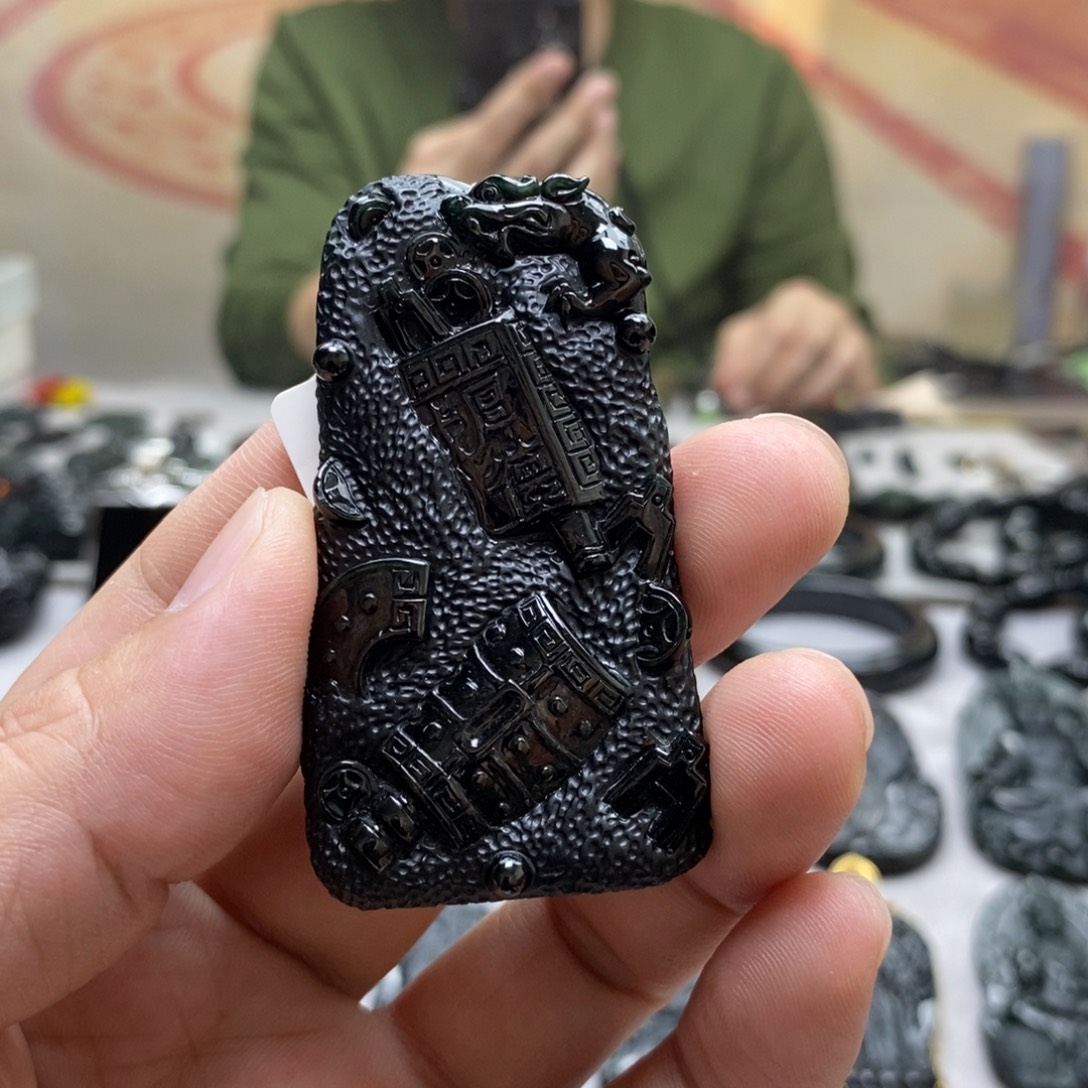 翡翠未镶嵌颈饰八破图