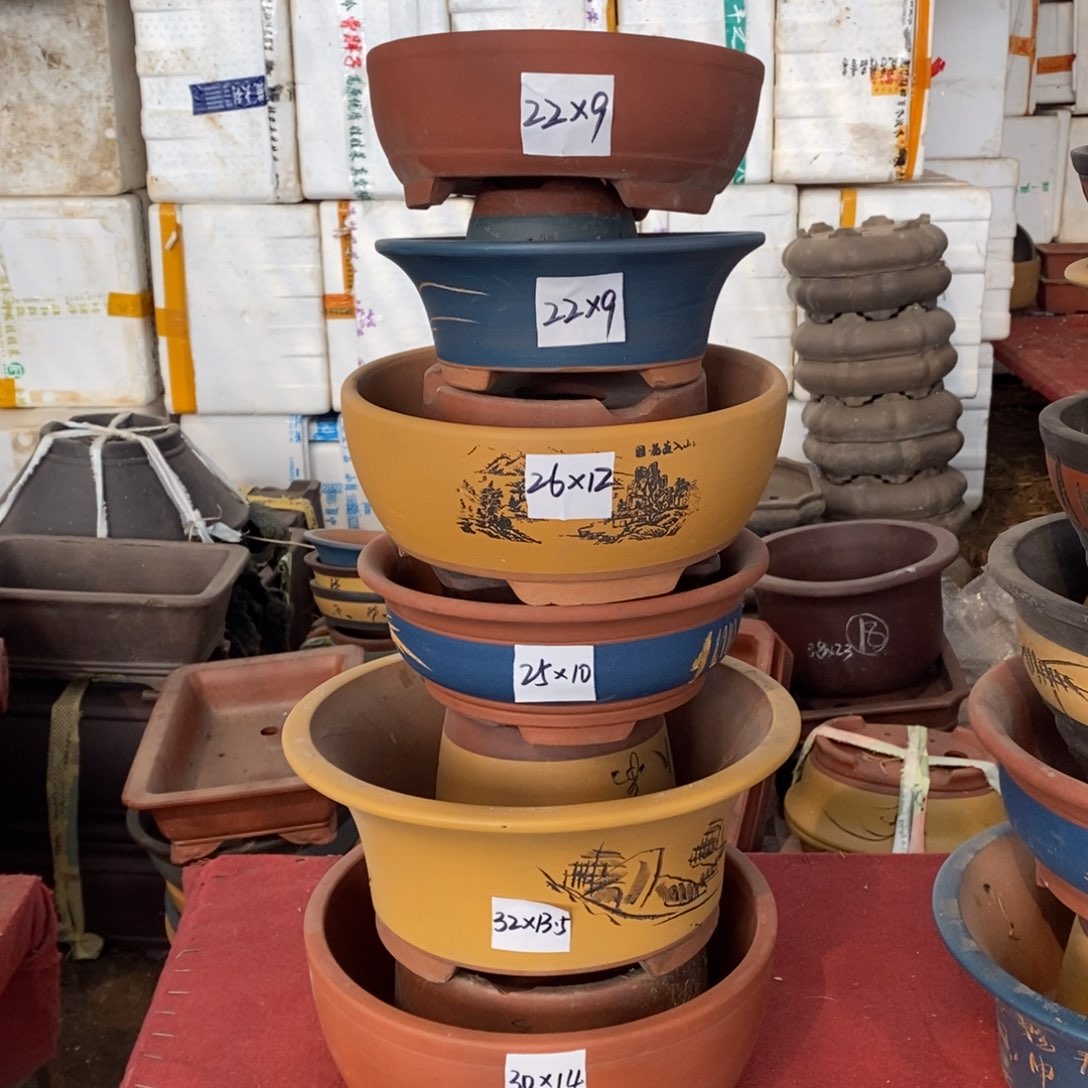 紫砂六只小园盆。  