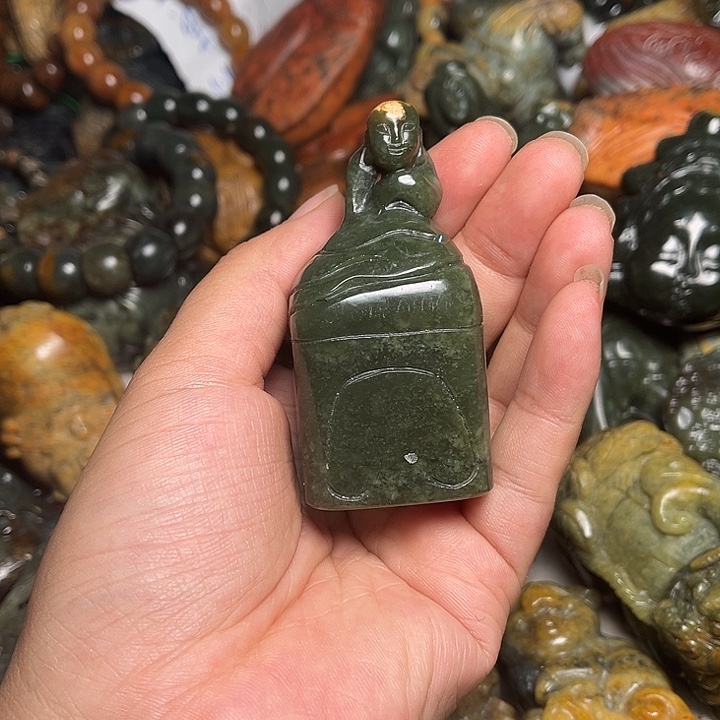 未镶嵌岫岩河磨玉（透闪石质玉）挂件