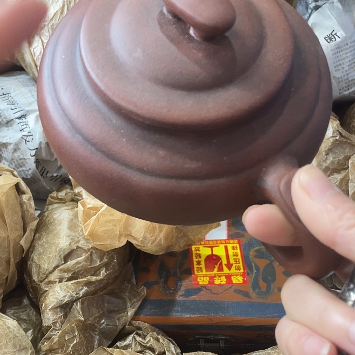 茶壶紫砂原矿泥料，手工制作的一把紫砂壶。