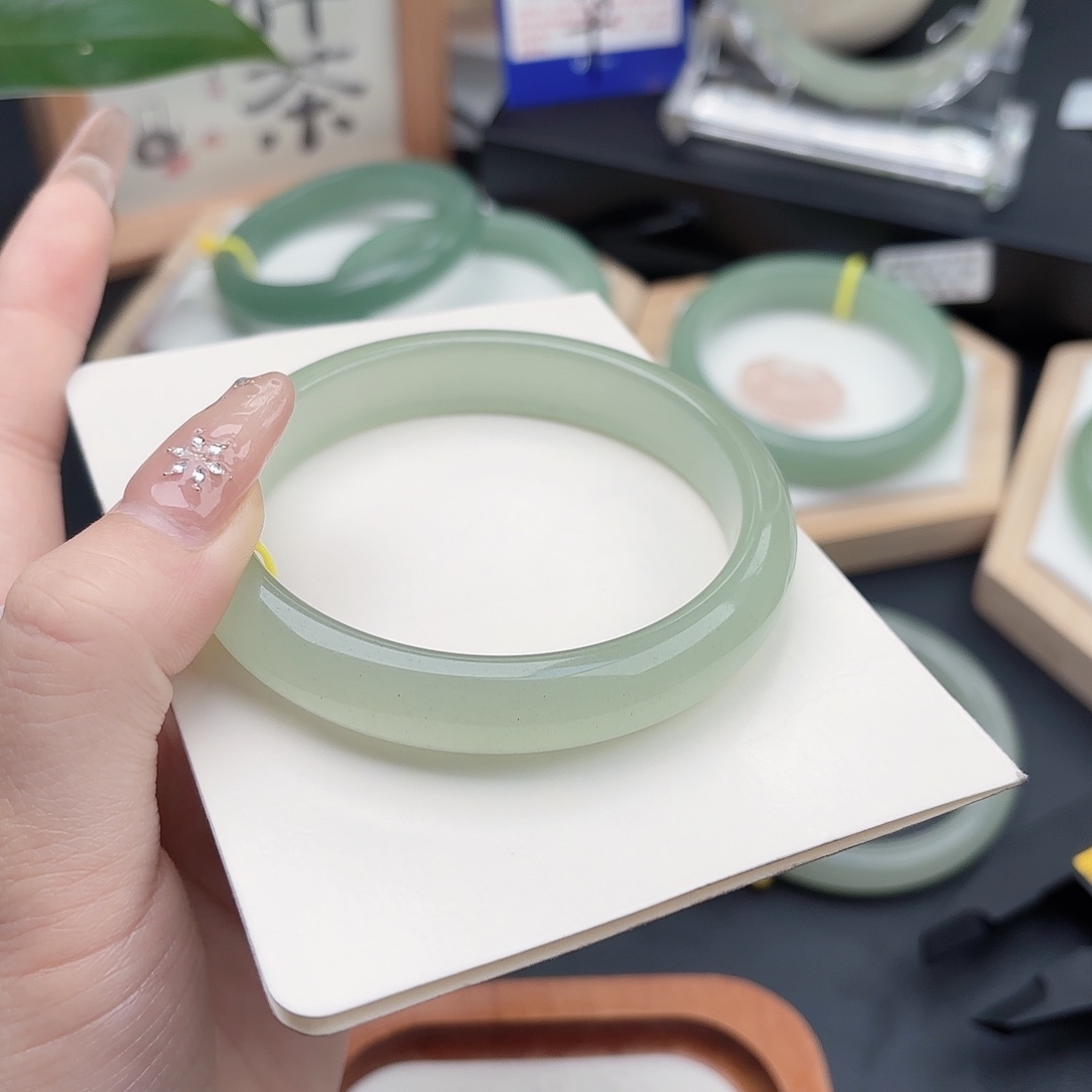 石英质玉未镶嵌手镯