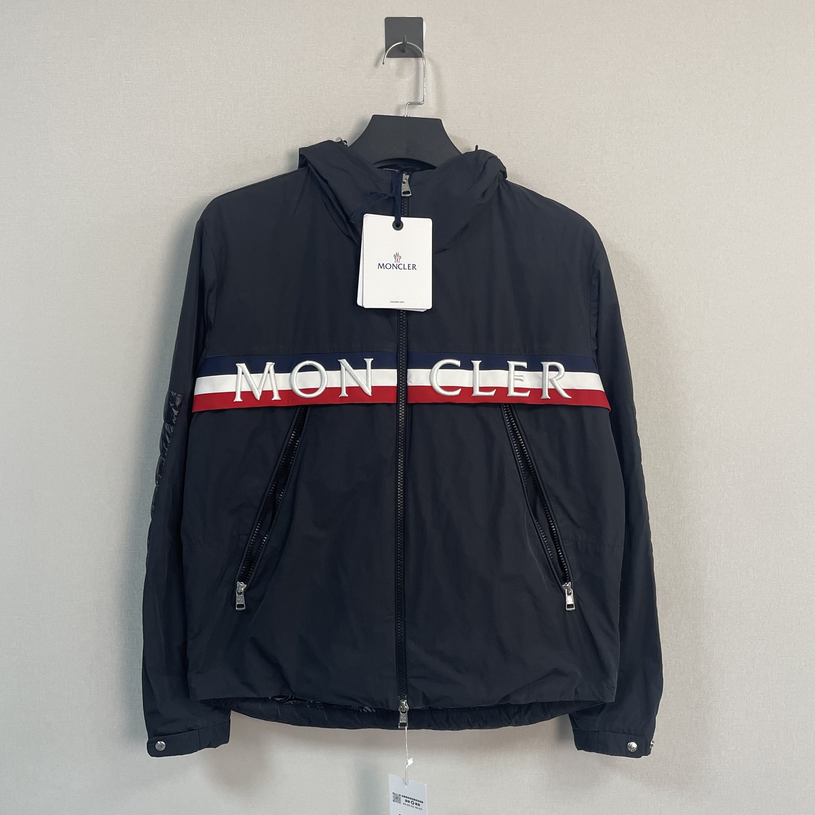 未使用 MONCLER 盟可睐黑色彩条刺绣羽绒服/2码/带吊/价13000
