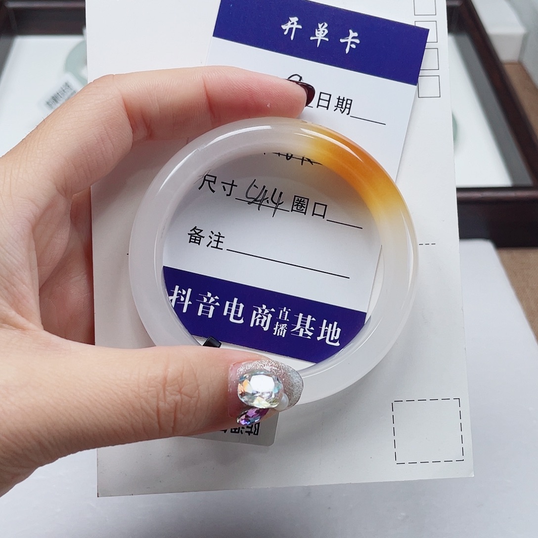 是***吖石英质玉未镶嵌手镯