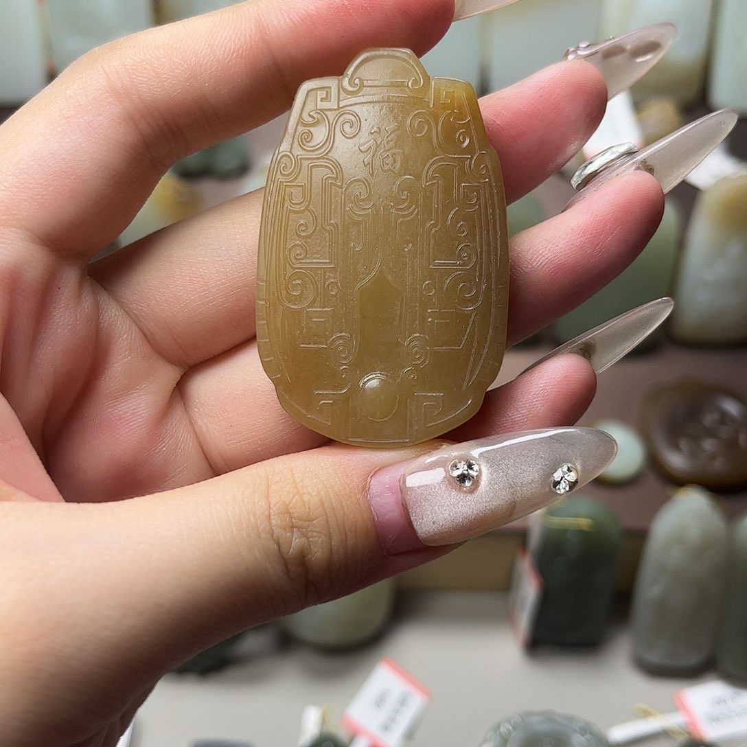 和田玉颈饰未镶嵌淡***菇