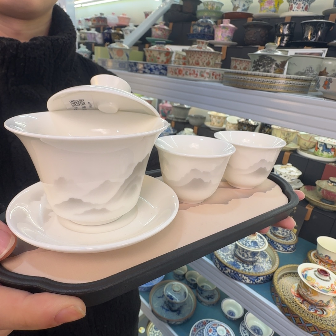 这些盖碗很漂亮我很喜欢！！