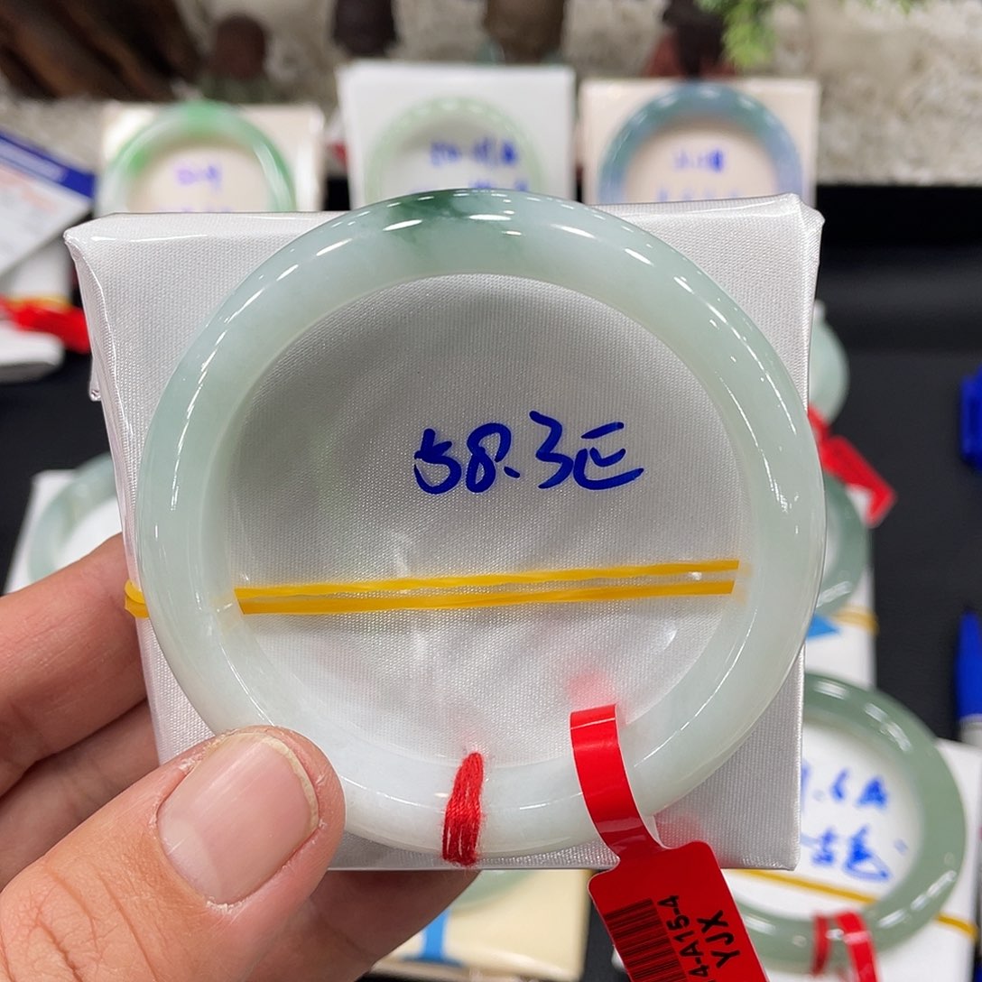 翡翠手镯未镶嵌翡翠