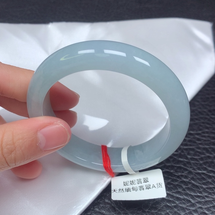 翡翠手镯未镶嵌。