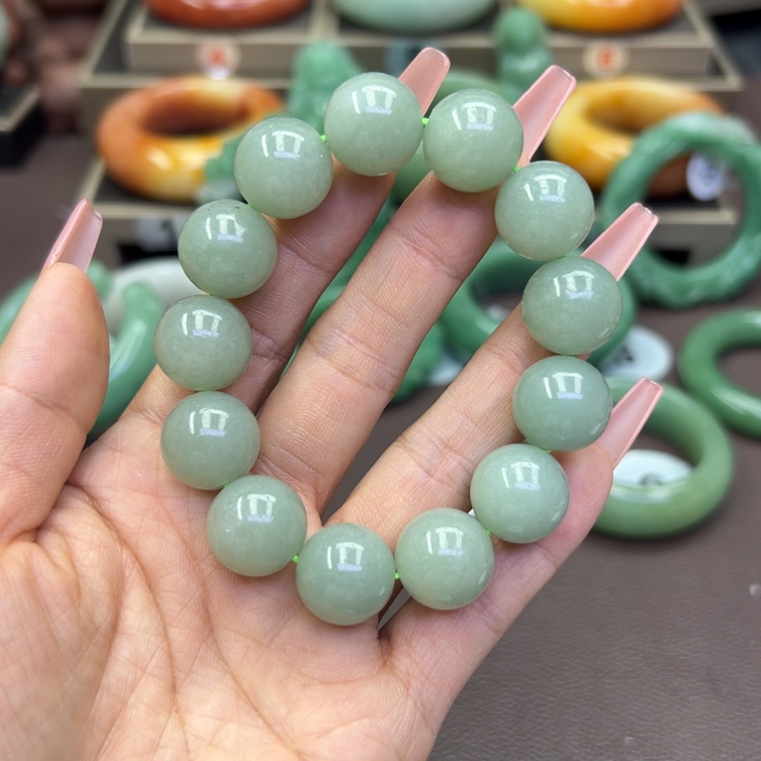 未镶嵌手镯石英岩玉日***影