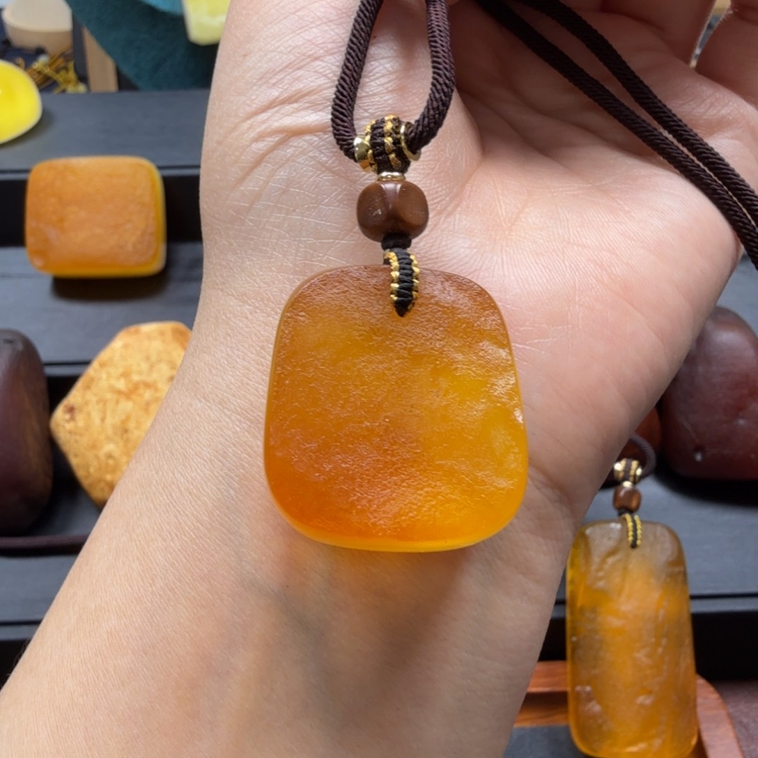 琥珀吊坠(赠链)未镶嵌