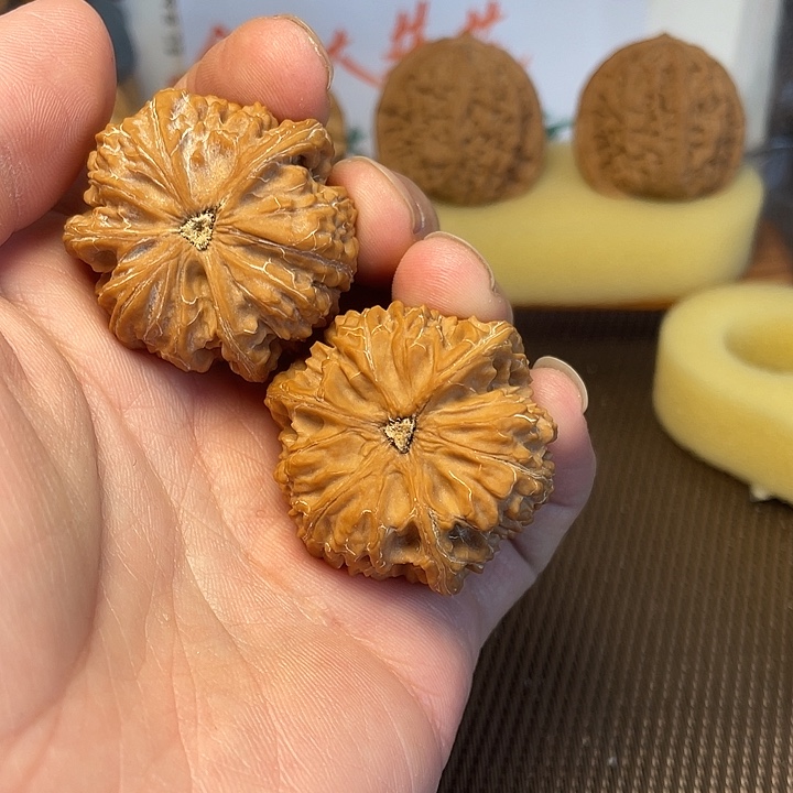 偷***堡吊坠文玩核桃文山