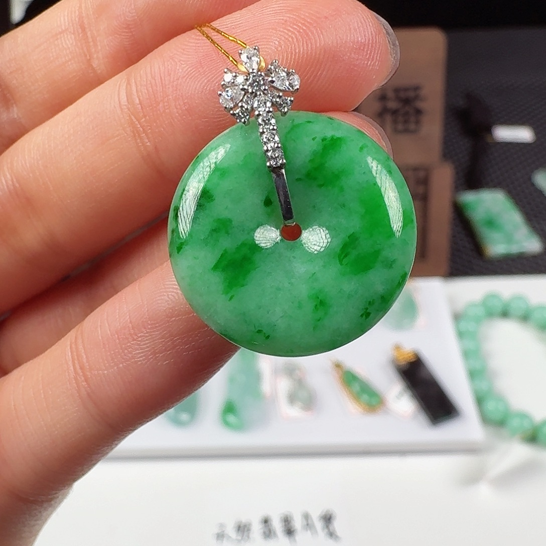 翡翠18K金镶嵌颈饰