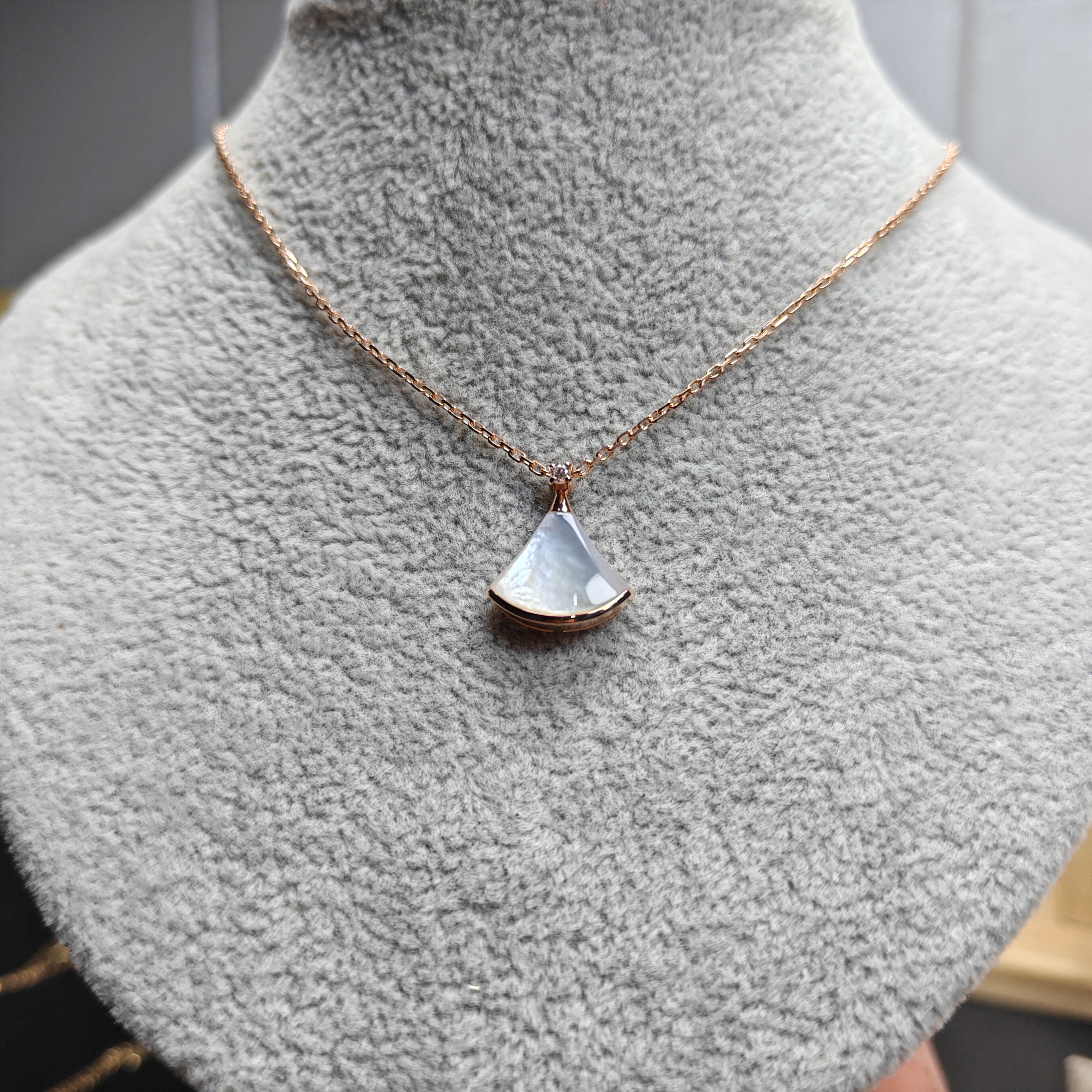 时尚 小清新 18k金 玫瑰金 精工镶嵌白贝母裙子项链 气质带钻简约