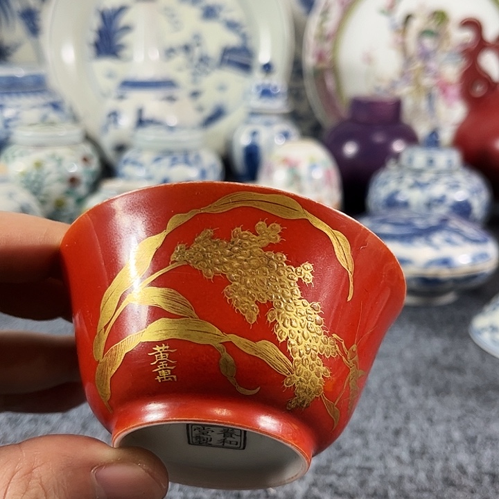 杯难**涂一个红色的小杯子