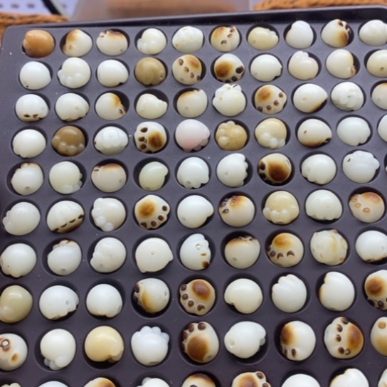 白玉菩提吊坠瑕疵12猫爪50卡灯牌宠50