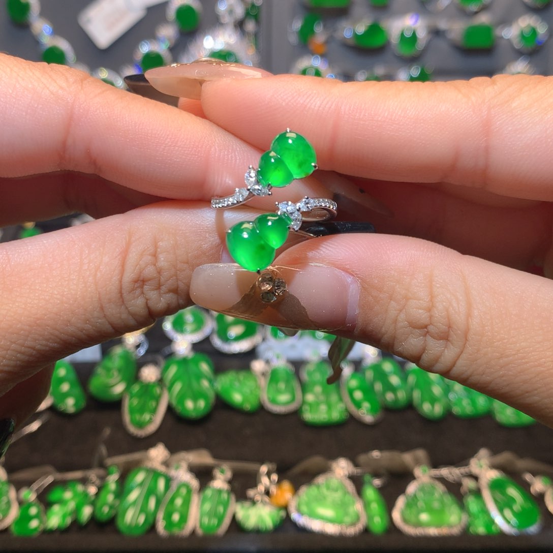 翡翠戒指18K金镶嵌葫芦