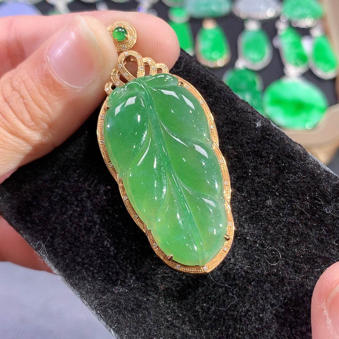 翡翠吊坠(赠链)18K金镶嵌