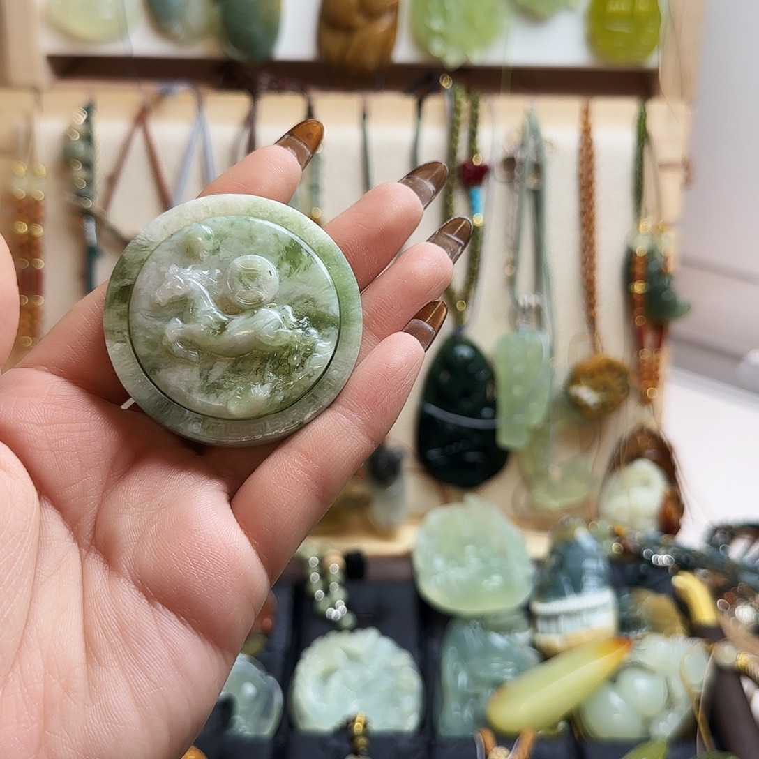 城***堡蛇纹石玉合金颈饰