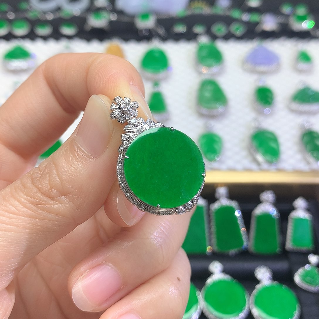 颈饰18K金镶嵌翡翠吊坠