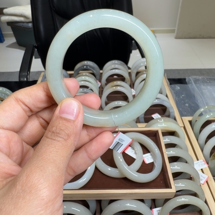 所***甜和田玉（糖玉）未镶嵌手镯