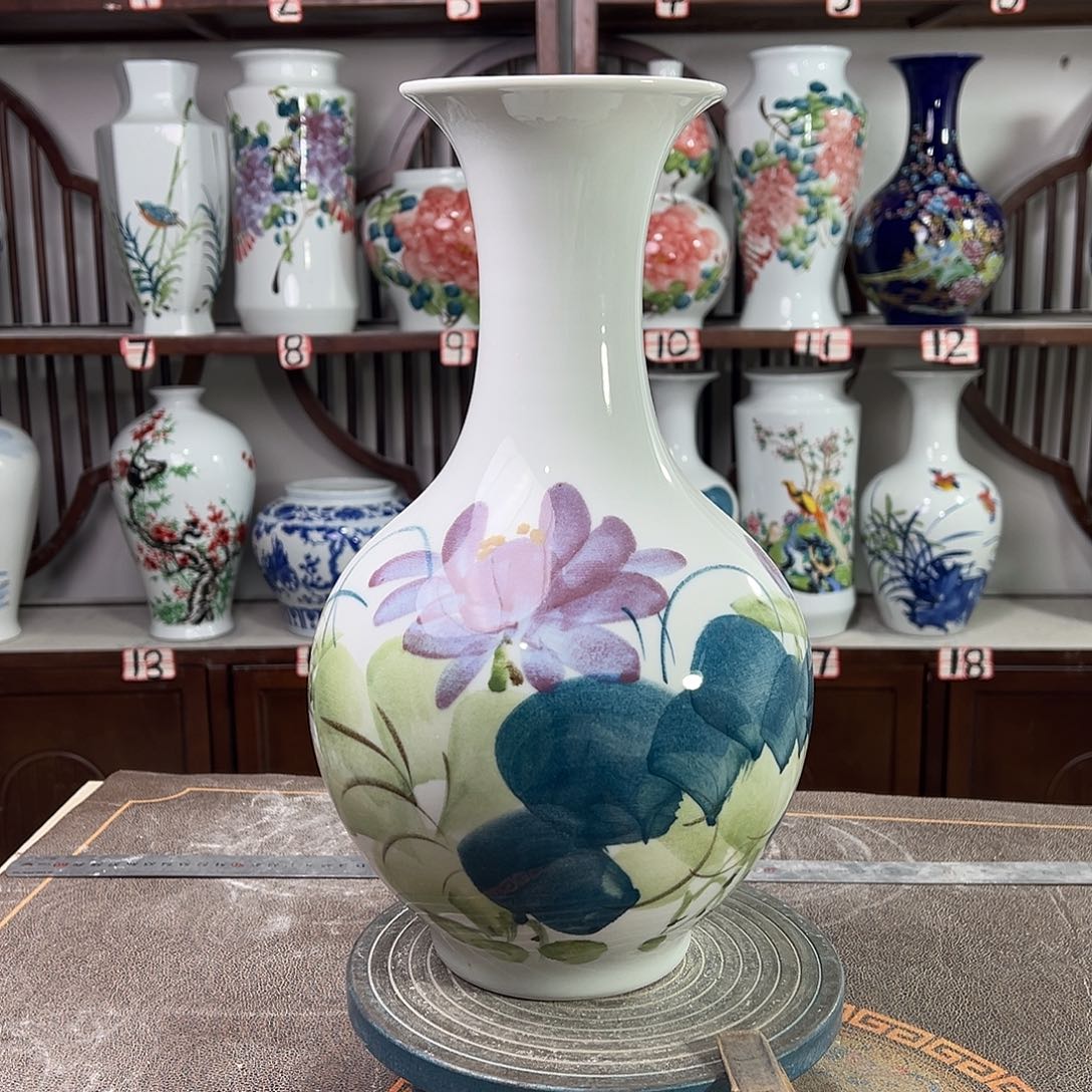 陶摆件景德镇陶瓷赏紫荷