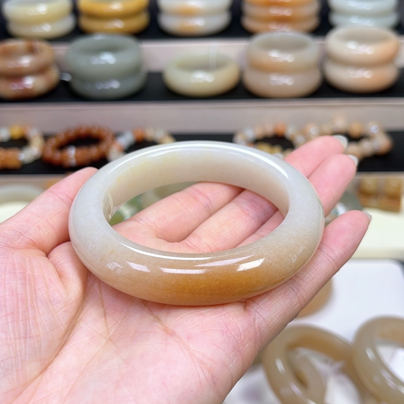 【闪购商品】石英质玉手镯未镶嵌太***?