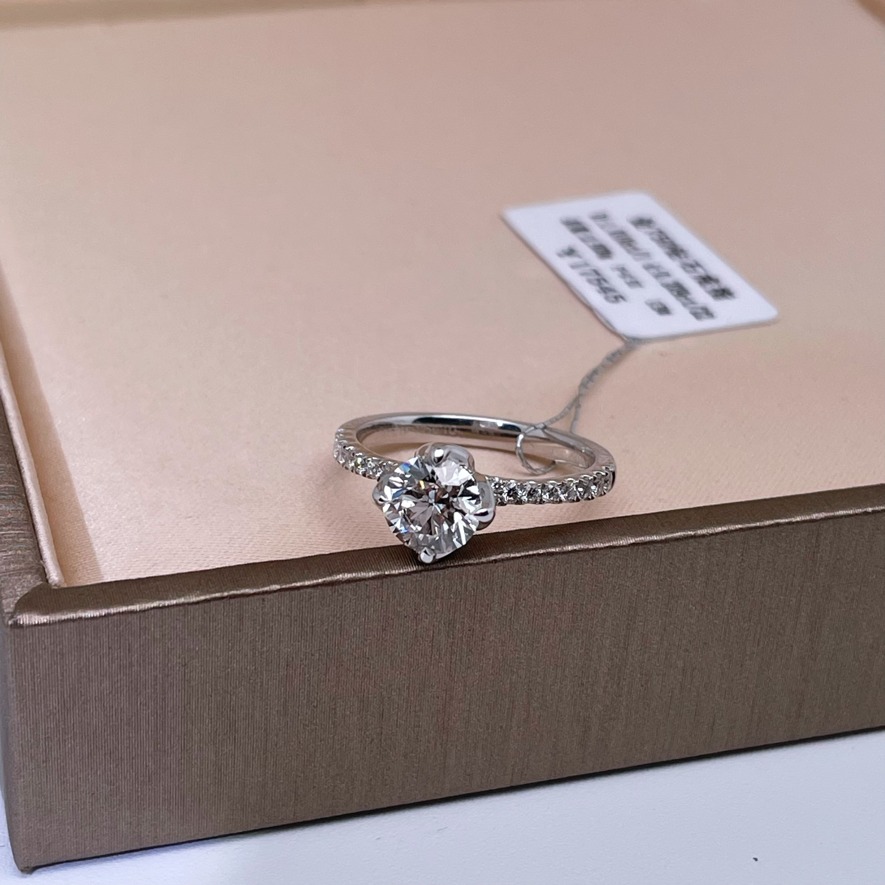 18K金主钻1.01克拉时尚四爪花苞显大款克拉钻女戒净度SI颜色FG13#