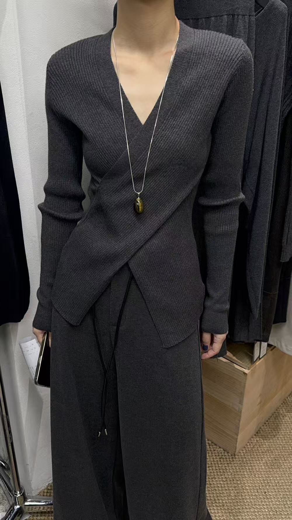 慢慢[251-300]2025秋冬新款高级显瘦气质时尚百搭上衣30