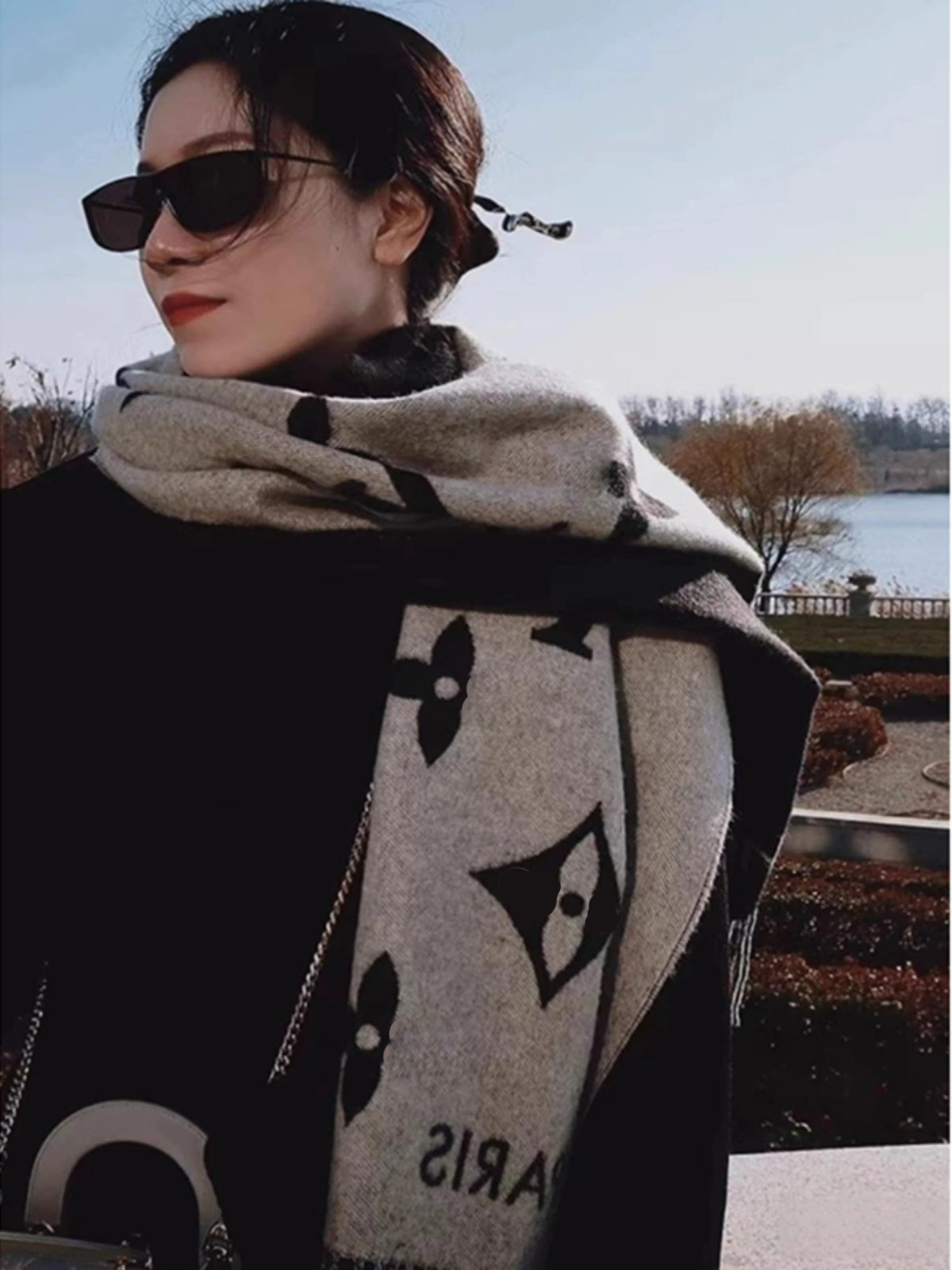 灰色网红围巾女款爆款2025新款服饰配件送给女朋友护颈披肩围脖冬