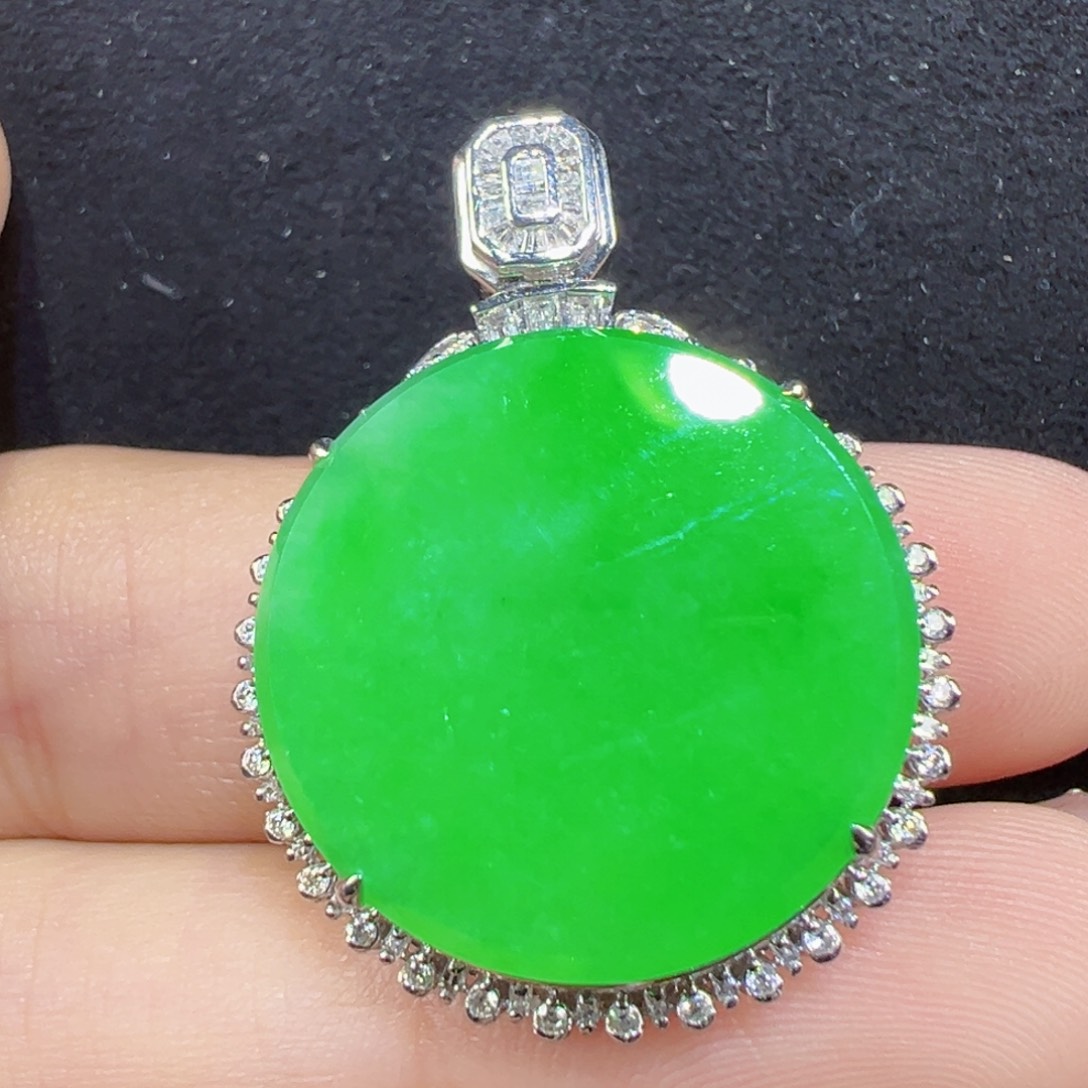 翡翠18K金镶嵌颈饰圆牌