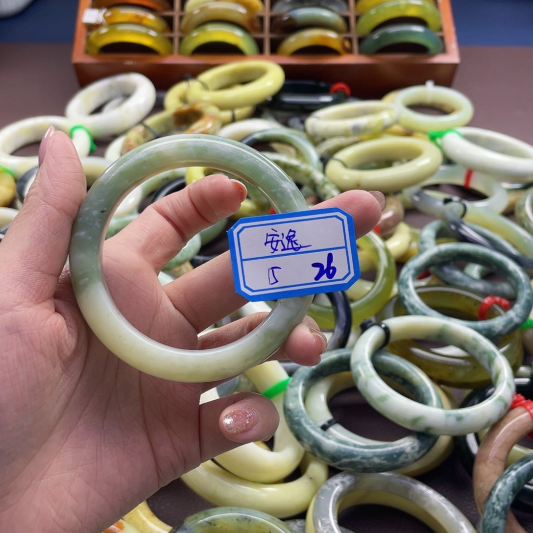 ****.蛇纹石玉未镶嵌手镯