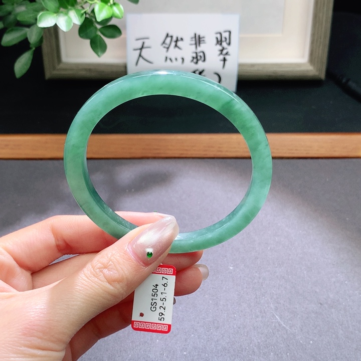 翡翠手镯未镶嵌天然翡翠手镯